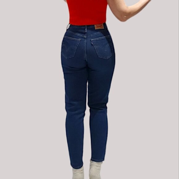 LEVI STRAUSS High Waisted Mom Jean in "Winter Cloud" Dark Wash- Urban Outfitters - Picture 2 of 16